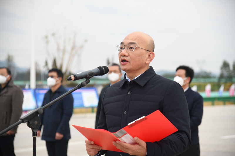 自治區交通運輸廳黨組成員、總工程師陳津維宣布通車.jpg