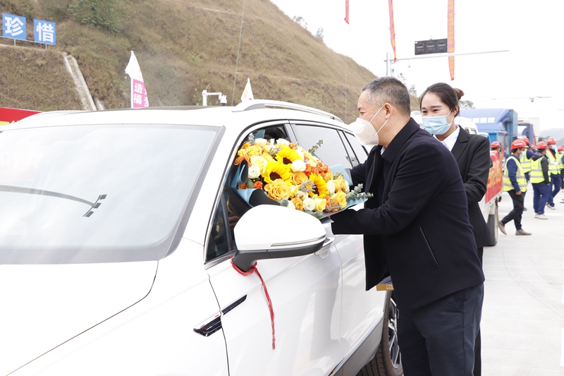 廣西新發(fā)展交通集團黨委書記、董事長陳開群為第一輛通車車輛送上鮮花.JPG
